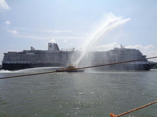 Aankomst cruiseschip ms Koningsdam van de Holland America Line aan de Cruise Terminal Rotterdam